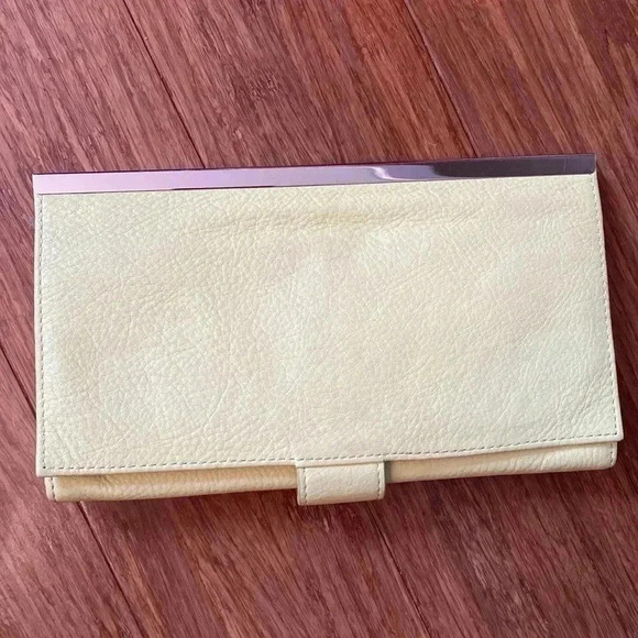 Leather clutch - yellow - magnetic closure - lots of storage - great condition - Picture 7 of 10